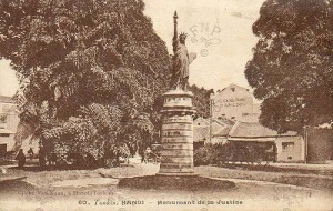 Tượng Nữ thần Tự do (tượng me đầm) ở vườn hoa cửa Nam