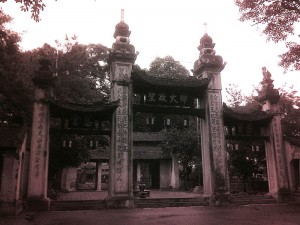 Cổng tam quan chùa Láng