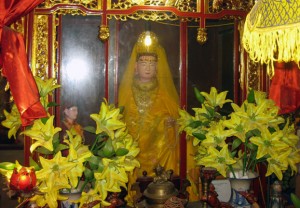 Tượng thờ hoàng hậu Phạm  Thị Uyển trong đền Dục Anh