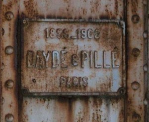 Chữ khắc trên tấm biển kim loại ở đầu cầu ghi nhận thời gian hoàn thành xây cầu (1899 - 1902), và hãng thầu là Daydé & Pillé (hãng Eiffel không trúng thầu, đến năm 1938 mới trúng hợp đồng gia cố cầu).