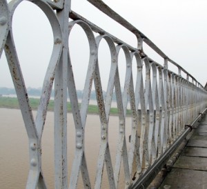Lan can cầu Long Biên