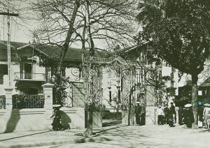 Bệnh viện Việt Đức hồi đầu thế kỉ XX  tên là Nhà thương Bảo hộ