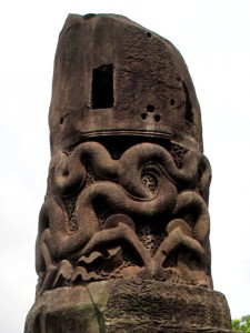 Họa tiết rồng ấp trên cột đá chùa Dạm (tỉnh Bắc Ninh)