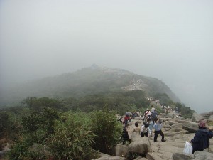 Khách thập phương leo núi Yên Tử