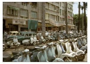 Một bãi đỗ toàn xe Vespa ở Sài Gòn xưa