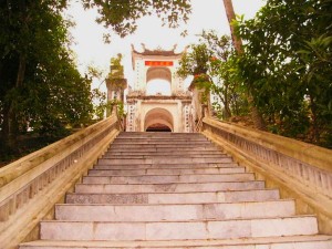 Đền Chiêu Trưng trên núi Quỳnh Viên